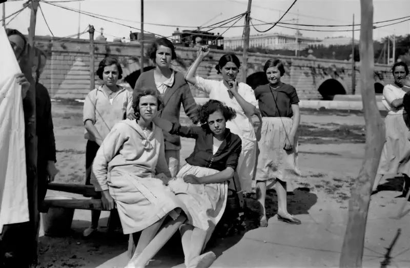 Grupo de lavanderas posando