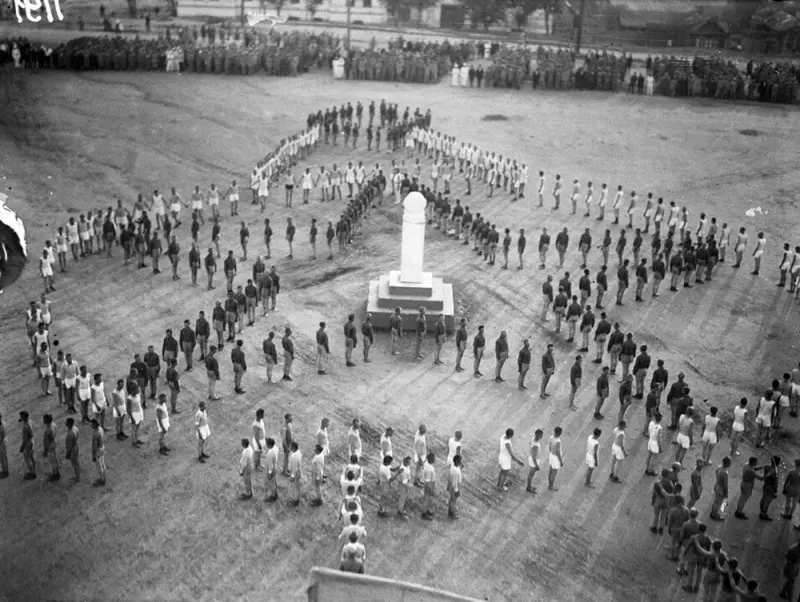 Athletes parade in Sverdlovsk on People's Vengeance Square