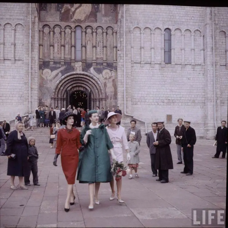 Models of Christian Dior during a walk through the Moscow Kremlin