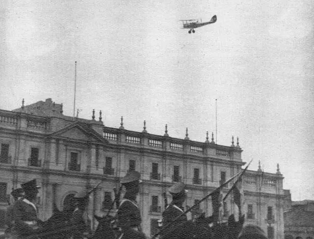 Aviones sobrevolando el Palacio de La Moneda 