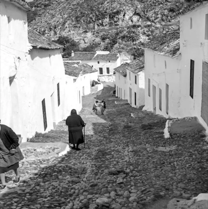 Calle empinada y empedrada