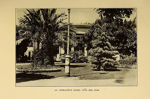 Elegancia entre jardines y palmeras