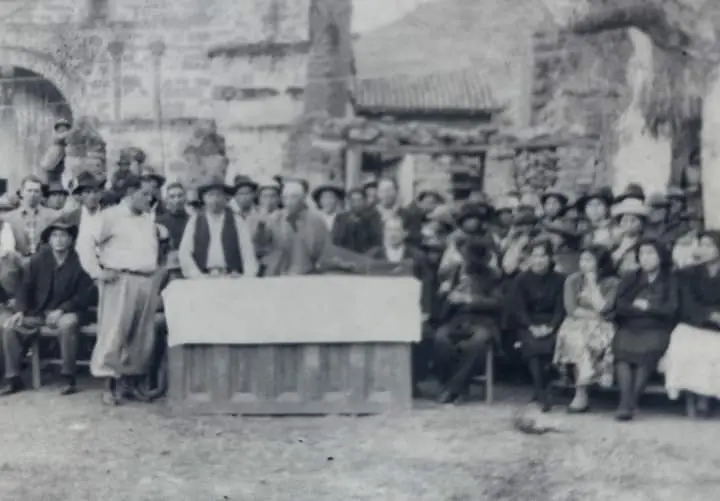 Cabildo abierto en la plaza principal