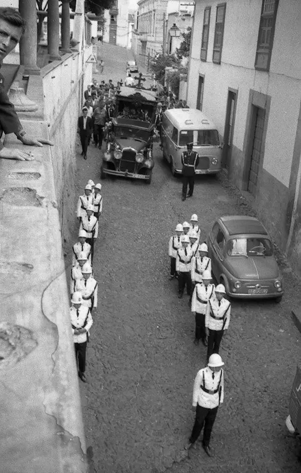 Niños policía - Bajada de La Virgen.