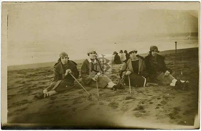Grupo de señoras en el balneario de Pichilemu