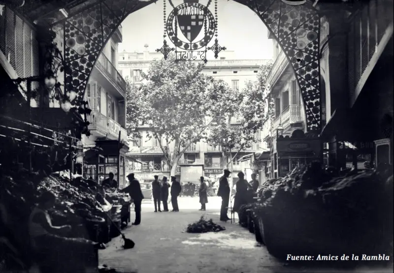 La Rambla desde el interior del Mercat de la Boqueria
