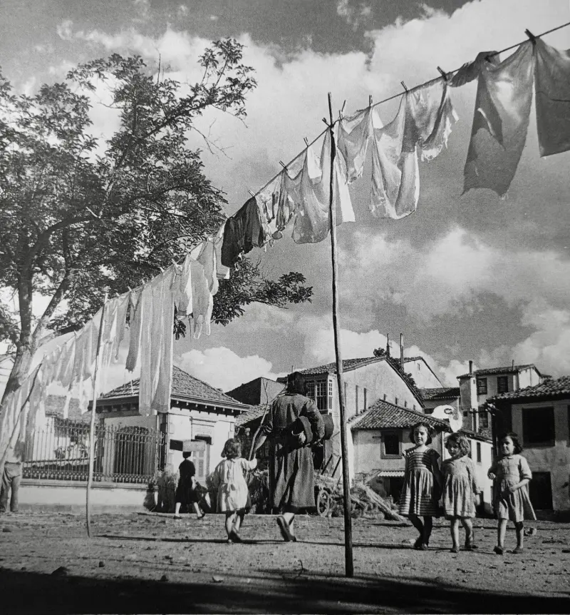 Mujeres, niñas y ropa tendida.