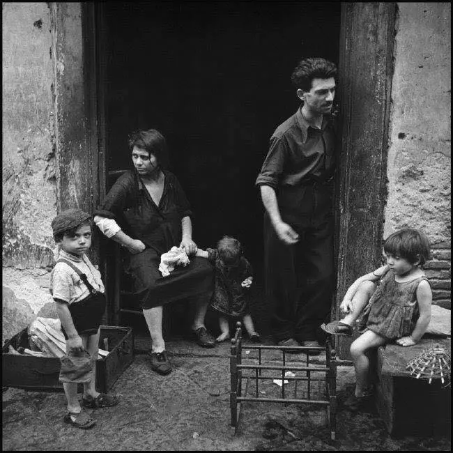 Una famiglia sulla porta di casa.