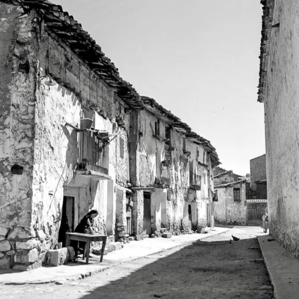 Mujer junto a una mesa