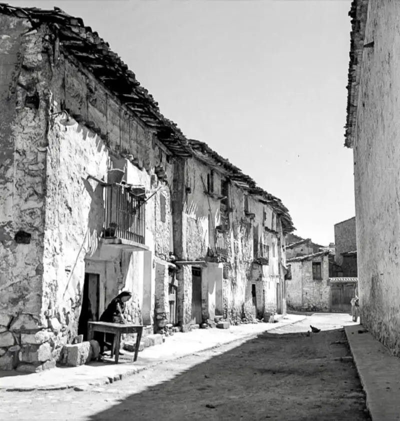 Mujer junto a una mesa