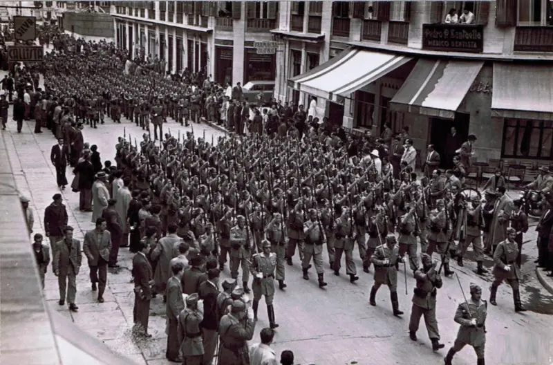 Desfile de la Legión por calle Larios jueves Santo