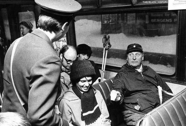 King Olav V showing a ticket