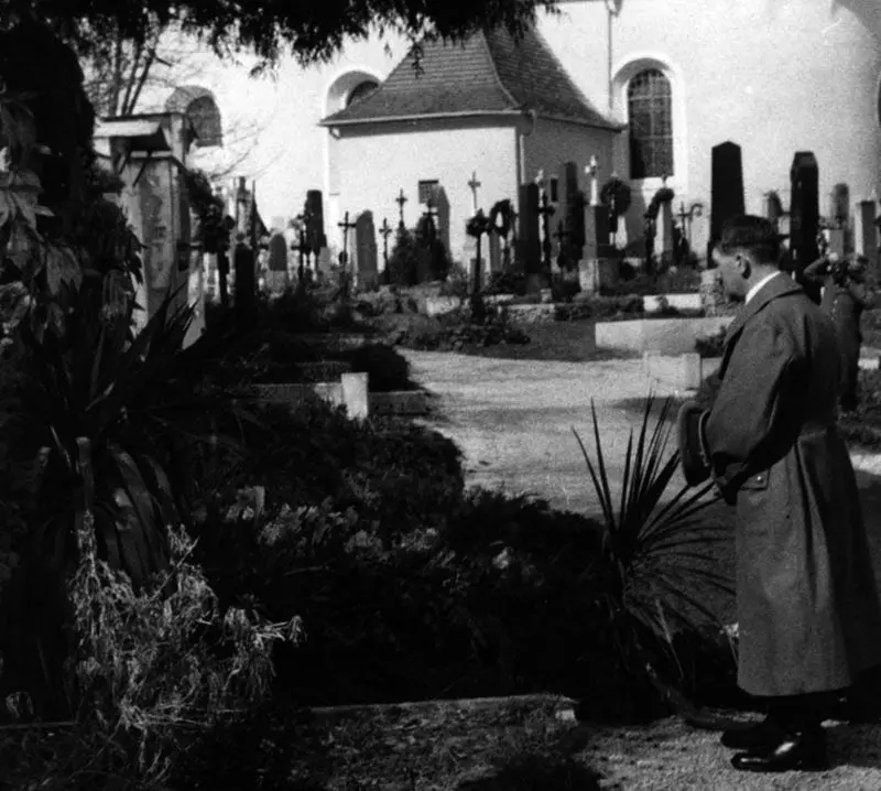 Hitler Visits Parents' Grave