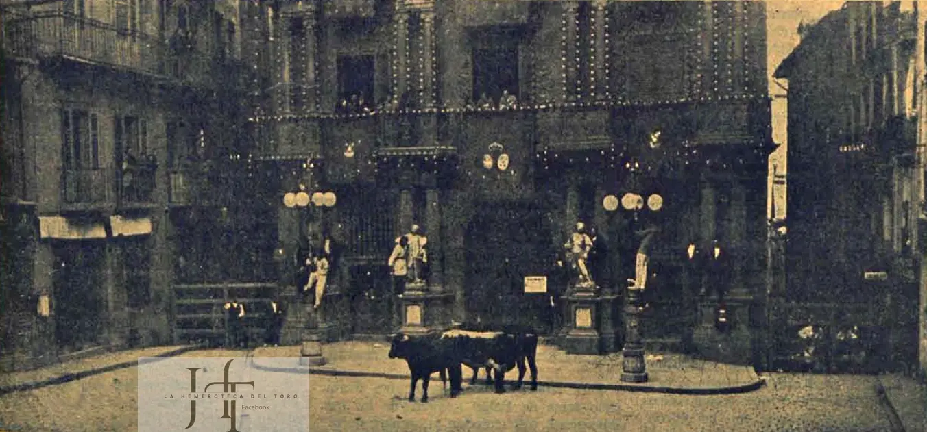 Ayuntamiento durante la celebración del primer encierro de las fiestas.