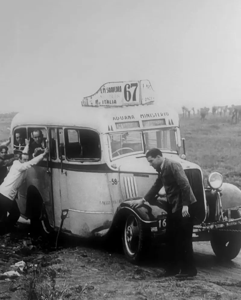 Empujando  colectivo de la linea 67