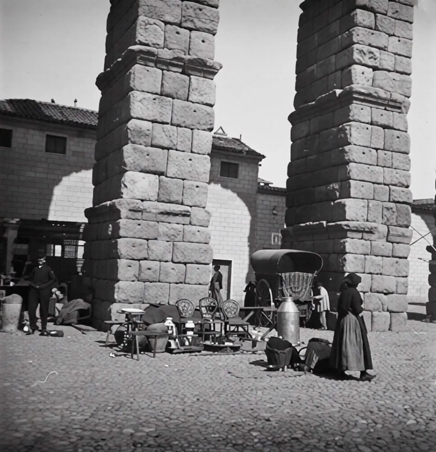 Al pie del Acueducto.