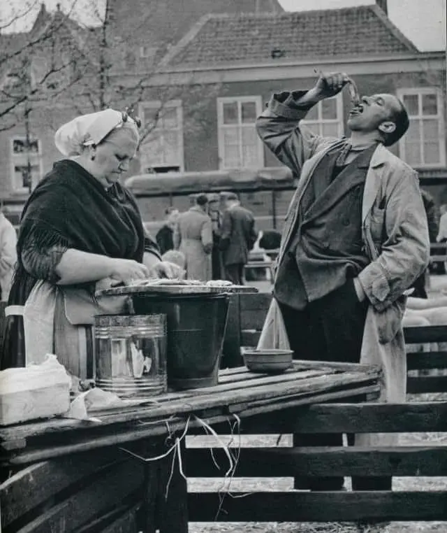 How to Eat Herring Correctly in the 1950s