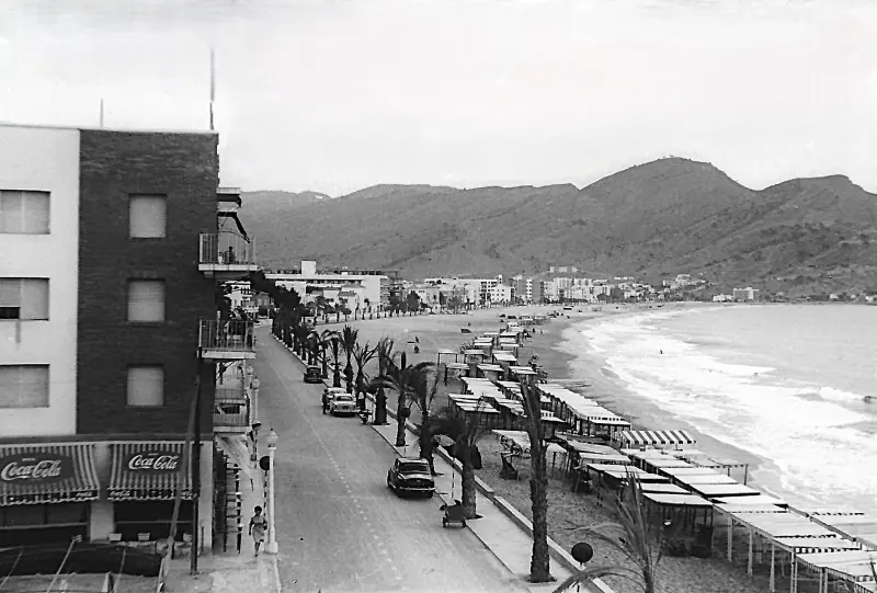 Playa Levante y al fondo serra Gelada.