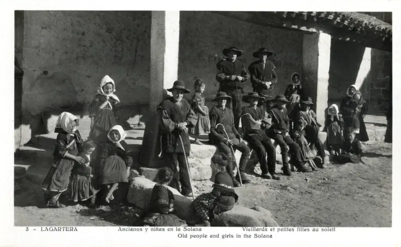 ANCIANOS Y NIÑOS EN LA PLAZA