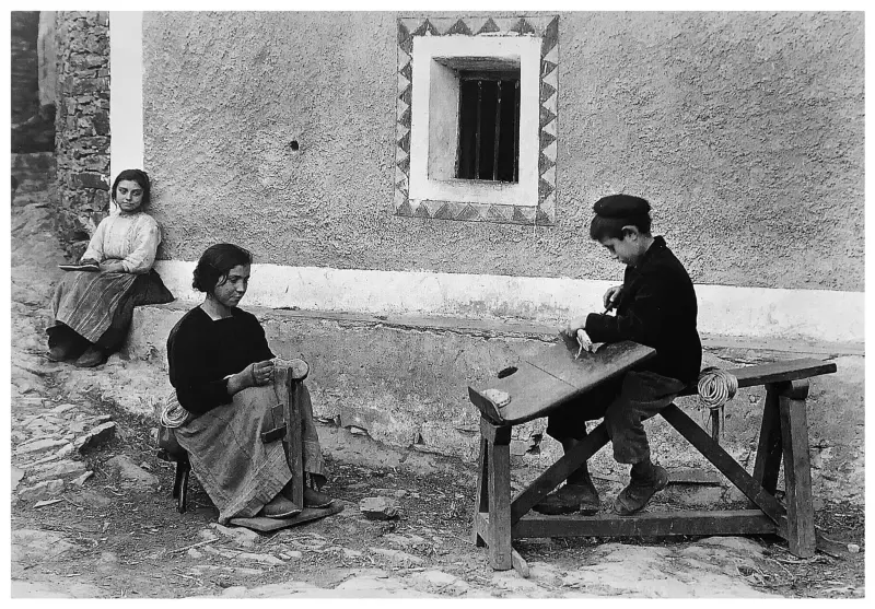 Haciendo alpargatas.