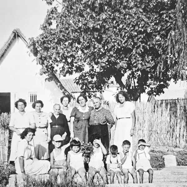 Familia ante una Barraca 
