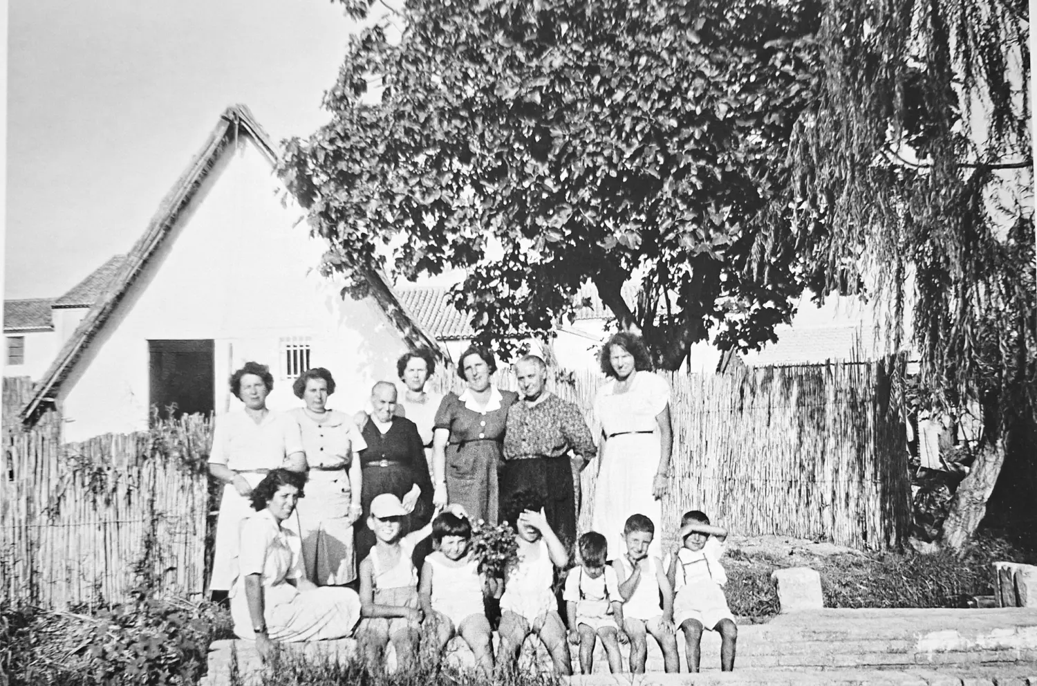 Familia ante una Barraca 