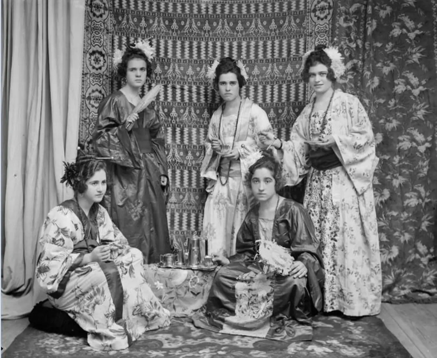 Nina Jaubert y amigas en carnaval. 