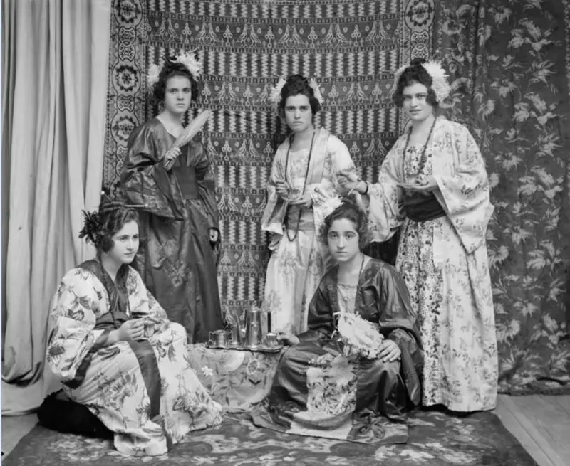 Nina Jaubert y amigas en carnaval. 