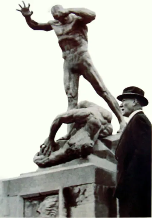 Mustafa Kemal Atatürk, Afyonkarahisar ziyareti esnasında Büyük Utku Anıtı'nı incelerken