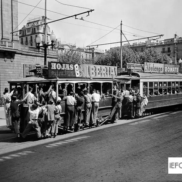 ranvía circulando por el Paseo de Isabel II
