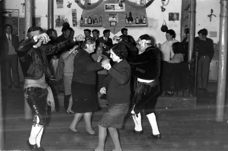 Grupo bailando en el Tele.Club.