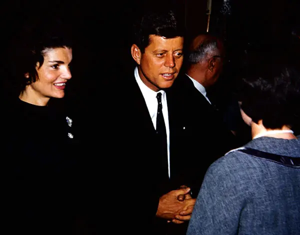 John y Jackie Kennedy en campaña