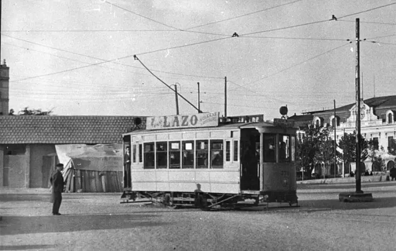 TRANVÍA EN LA GLORIETA DE SAN VICENTE.