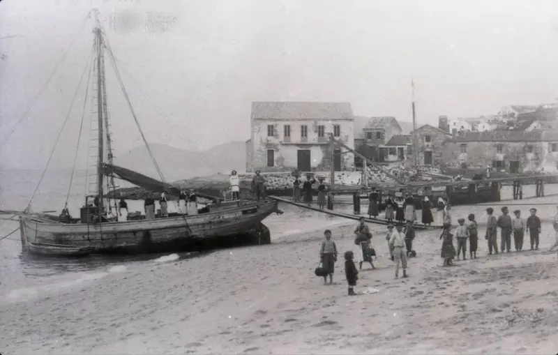 Barco descargando sal