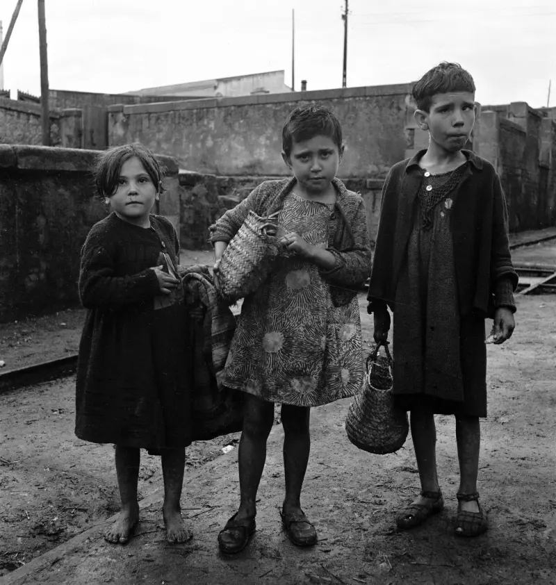 Niñas recogiendo carbón