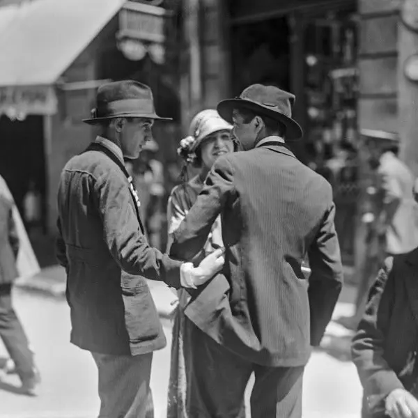 Conversando en una calle.