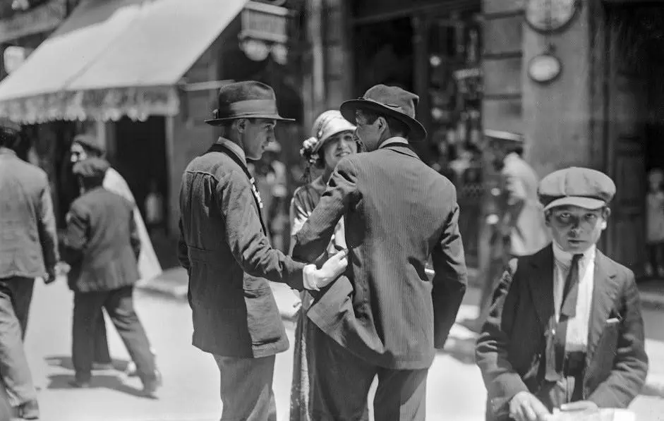Conversando en una calle.