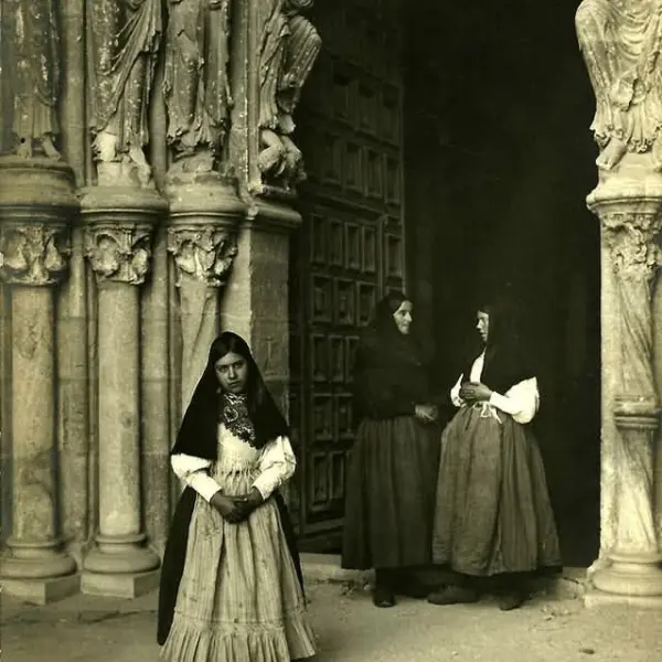 Mujeres saliendo de la Iglesia