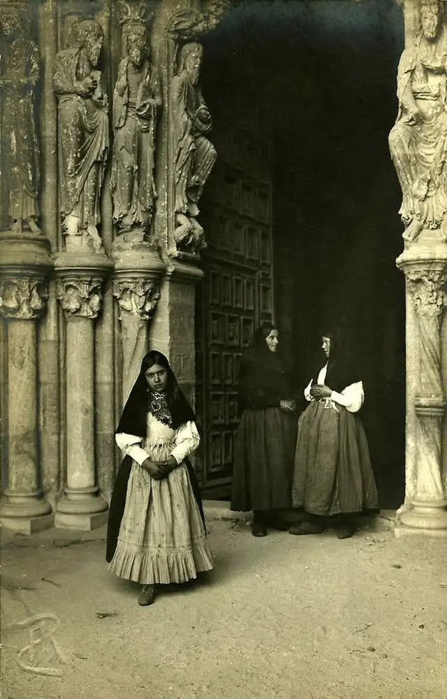 Mujeres saliendo de la Iglesia
