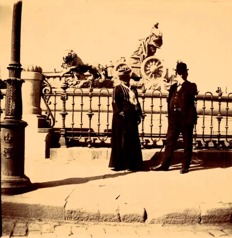 LOS SEÑORES DE WIEH JUNTO A LA CIBELES