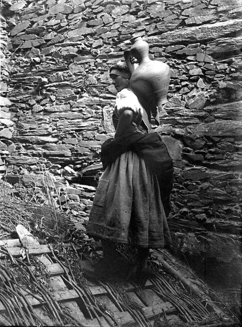 Mujer con cántaro de Moveros