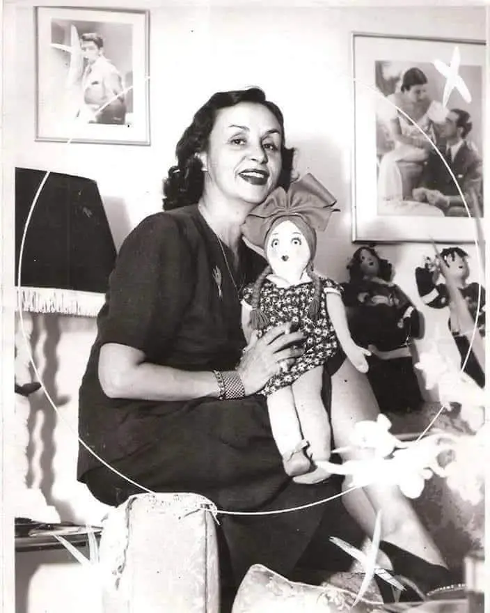 Tita Merello en su casa con muñeca Tita Merello en su casa con muñeca