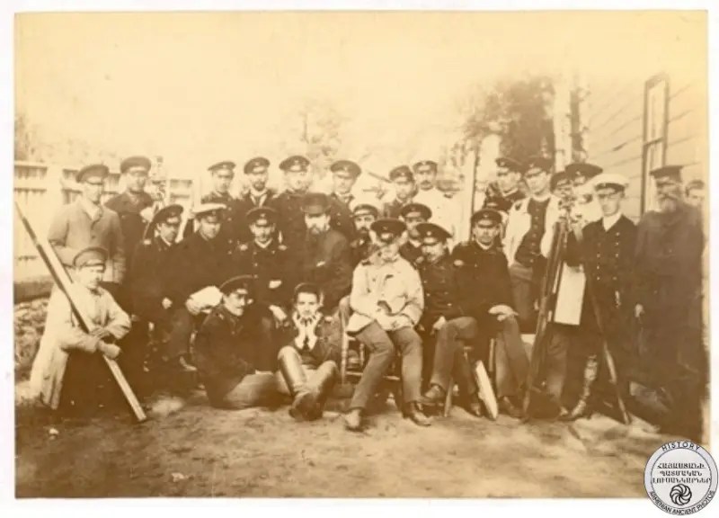 Hovhannes Kajaznuni (center)