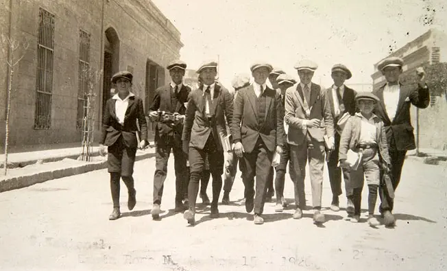  Estudiantes frente al Colegio Nacional.