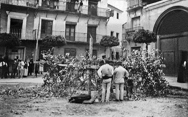 Restos de la traca llamada el «volcán de Martinica» 