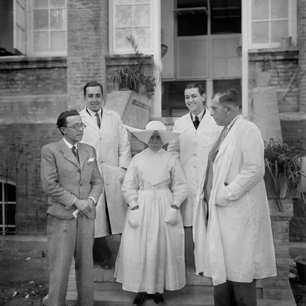 Retrato de grupo en la puerta del Hospital Civil. 