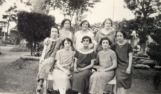 Jóvenes mujeres en Plaza Mitre.