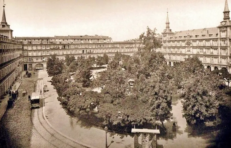 plaza mayor con tranvía
