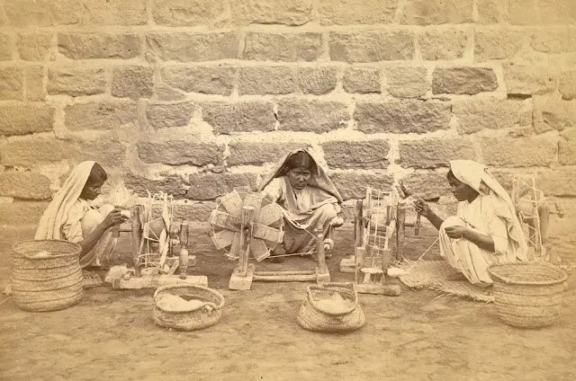 Female prisoners winding cotton
