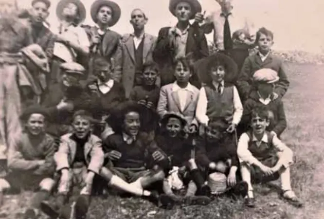 Ángel Beleña. de excursión con los niños de acción católica.